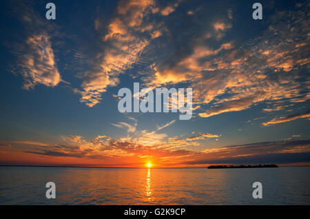 Nuvole sopra il lago di Manitoba al tramonto, ripida roccia, Manitoba, Canada Foto Stock