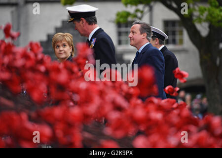 (Da sinistra a destra) Primo Ministro Nicola storione, Vice Ammiraglio Sir Timothy Laurence e il Primo Ministro David Cameron passa la finestra piangendo la scultura in ceramica papaveri come essi frequentano un servizio per il centenario della Battaglia di Jutland presso il St Magnus Cathedral a Kirkwall, Orkney. Foto Stock