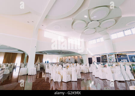 Sala banchetti con estro massimale fissato per il matrimonio o un altro evento formale Foto Stock