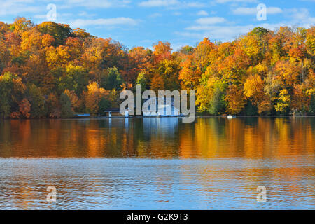 Cottage sul lago a ferro di cavallo nella nebbia mattutina a ferro di cavallo del lago Ontario in Canada Foto Stock