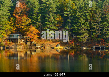 Cottage sul lago di Lago di Baie di baie vicino Dorset Ontario Canada Foto Stock