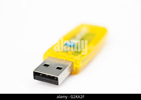 Giallo bluetooth plug closeup isolato su bianco Foto Stock