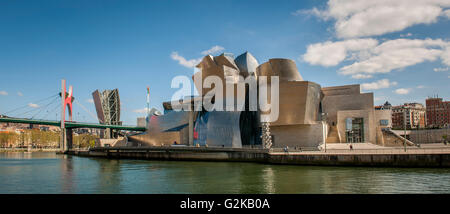 Museo Guggenheim Bilbao sulla banca del fiume Nervion, architetto Frank O. Gehry, Bilbao, Paesi Baschi Foto Stock