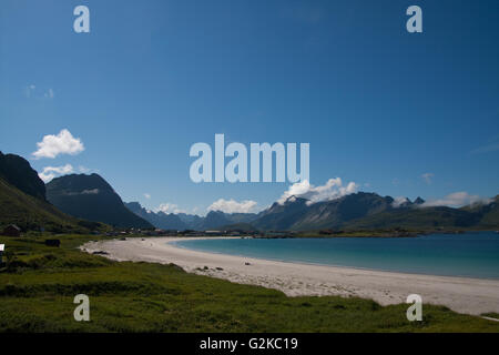 Una foto scattata in estate di una spiaggia situata nelle isole Lofoten,Nordland,Norvegia. Foto Stock