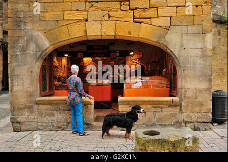 Negozio di fronte, Place de la Liberte, Sarlat-la-Caneda, Dipartimento di Dordogne, Aquitaine, Francia Foto Stock