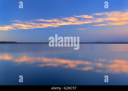 Nuvole riflettono in zona umida al tramonto Tuxford Saskatchewan Canada Foto Stock