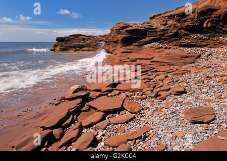 Il Red Rock lungo il Golfo di San Lorenzo Lameque isola New Brunswick Canada Foto Stock