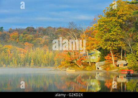 Cottage sul lago a ferro di cavallo nella nebbia mattutina a ferro di cavallo del lago Ontario in Canada Foto Stock