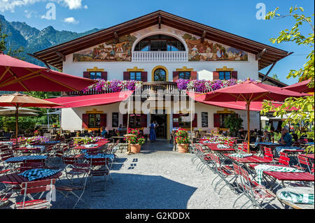 Taverna e giardino della birra Fischers Mohrenplatz, Garmisch, Garmisch-Partenkirchen distretto, Werdenfelser Land, Alta Baviera Foto Stock