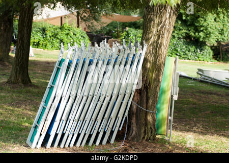 Svuotare i lettini in linea al lago Foto Stock