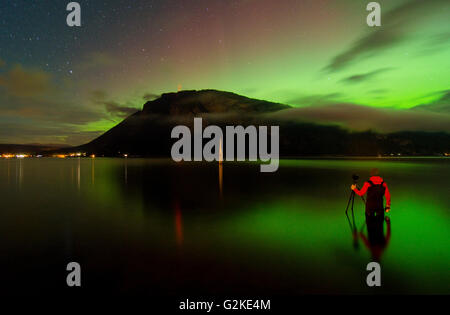 Fotografo cattura Aurora Boreale danze it oltre il bastione di montagna Lago Shuswap dalla spiaggia di Canoa vicino a Salmon Arm in Shuswap Foto Stock