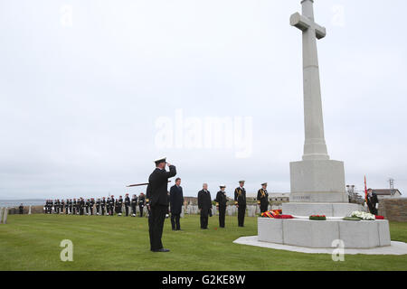 (Al centro a sinistra a destra) il Primo Ministro David Cameron, Presidente tedesco Joachim Gauck, The Princess Royal e Vice Ammiraglio Sir Timothy Laurence frequentare un servizio al cimitero Lyness sull isola di Hoy, isole Orcadi, in occasione del centenario della battaglia dello Jutland. Foto Stock