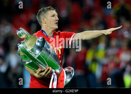 Bastian SCHWEINSTEIGER tenendo il trofeo, la finale di UEFA Champions League 2013, Borussia Dortmund - FC Bayern Monaco di Baviera Foto Stock