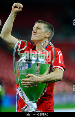 Bastian SCHWEINSTEIGER tifo jubilantly tenendo premuto il trofeo, la finale di UEFA Champions League 2013, Borussia Dortmund - FC Foto Stock