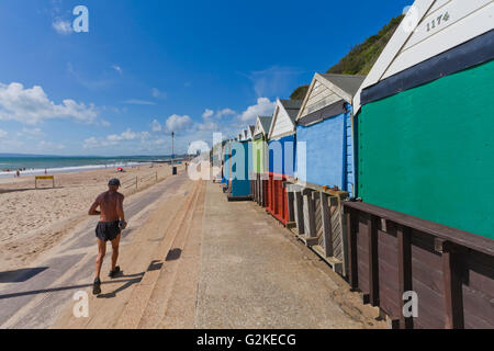 Pareggiatore di anziani, pittoresca spiaggia di capanne sulla spiaggia, beach promenade, Bournemouth Dorset, England, Regno Unito Foto Stock