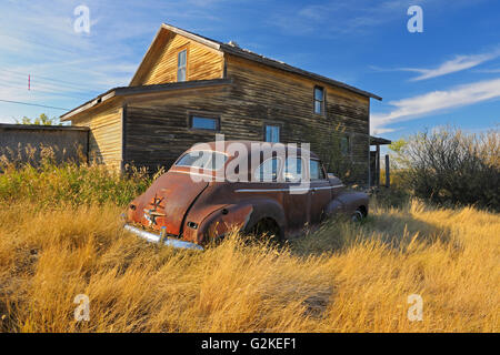 Vecchia auto e la casa in città fantasma Laverna Saskatchewan Canada Foto Stock