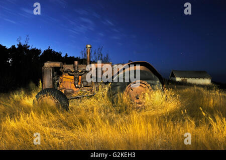 Il vecchio trattore a 'Bolton Farm' Baljennie Saskatchewan Canada Foto Stock