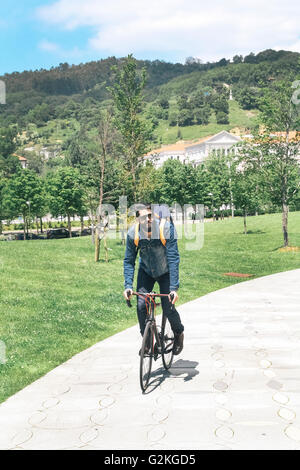 Spagna, Bilbao, uomo di equitazione ciclo racing Foto Stock