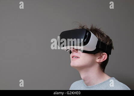 La realtà virtuale auricolare indossati da maschio adolescente Foto Stock