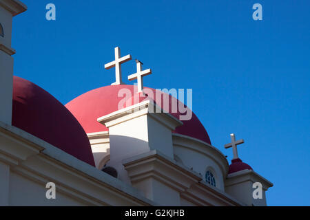 Chiesa ortodossa sulla riva del mare di Galilea blue sky in background Foto Stock