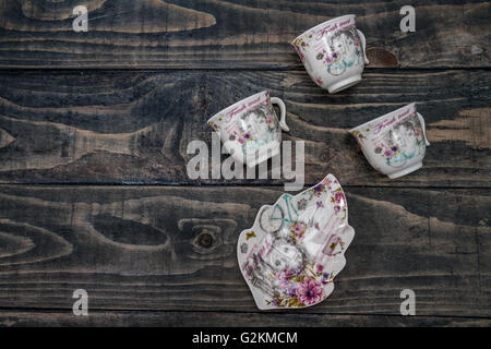 Turco in ceramica tazze da caffè sul blu sullo sfondo di legno Foto Stock