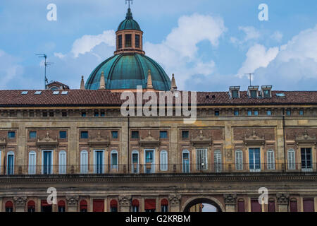 Architettura in Piazza Maggiore, Bologna, capoluogo della Regione Emilia Romagna in Italia. Foto Stock