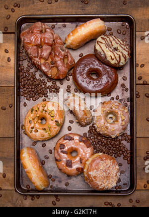 Assortiti ciambelle vetrata sulla teglia, ad alto angolo di visione Foto Stock