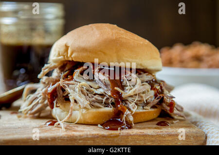 Tirato a sandwich di maiale con salsa barbecue Foto Stock