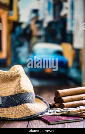 Panama cappello di paglia, sigari e passaporto, concetto di viaggio Foto Stock