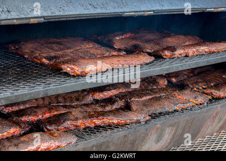 Rack di costine cottura alla griglia Foto Stock
