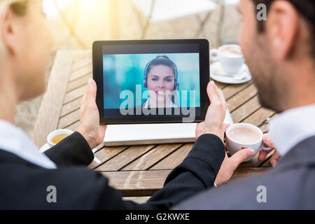 La gente di affari in chat durante una pausa caffè Foto Stock