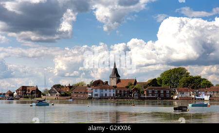 Una vista generale della vecchia Bosham dal litorale opposto nel porto di Chichester Foto Stock