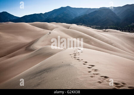 Due persone di lasciare impronte in Dune di sabbia, Colorado, STATI UNITI D'AMERICA Foto Stock
