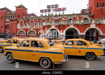 INDIA Westbengal Calcutta Kolkata, stazione ferroviaria di quella di Howrah, linea in attesa di taxi giallo hm Ambassador basato su vecchi Oxford Morris Modell, ancora prodotta in HM fabbrica di automobili Foto Stock