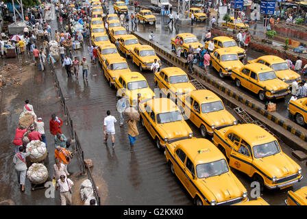 INDIA Westbengal Calcutta Kolkata, stazione ferroviaria di quella di Howrah, linea in attesa di taxi giallo hm Ambassador basato su vecchi Oxford Morris Modell, ancora prodotta in HM fabbrica di automobili Foto Stock