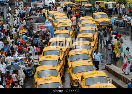INDIA Westbengal Calcutta Kolkata, stazione ferroviaria di quella di Howrah, linea in attesa di taxi giallo hm Ambassador basato su vecchi Oxford Morris Modell, ancora prodotta in HM fabbrica di automobili Foto Stock