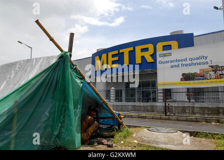 INDIA Westbengal Calcutta Kolkatta, nuova metropolitana tutta la vendita sul mercato e capanne di squatter / INDIEN Westbengalen, Megacity Kalkutta Kolkata, Neubau Metro Grosshandelsmarkt un einer bypass road am Stadtrand von Calcutta , davor Huetten von Obdachlosen Foto Stock