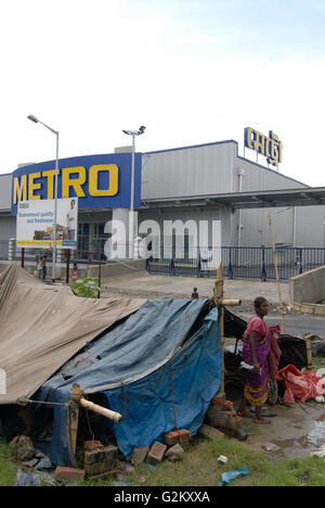 INDIA Westbengal Calcutta Kolkatta, nuova metropolitana tutta la vendita sul mercato e capanne di squatter / INDIEN Westbengalen, Megacity Kalkutta Kolkata, Neubau Metro Grosshandelsmarkt un einer bypass road am Stadtrand von Calcutta , davor Huetten von Obdachlosen Foto Stock