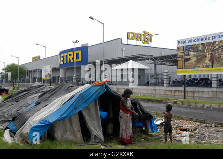 INDIA Westbengal Calcutta Kolkatta, nuova metropolitana tutta la vendita sul mercato e capanne di squatter / INDIEN Westbengalen, Megacity Kalkutta Kolkata, Neubau Metro Grosshandelsmarkt un einer bypass road am Stadtrand von Calcutta , davor Huetten von Obdachlosen Foto Stock