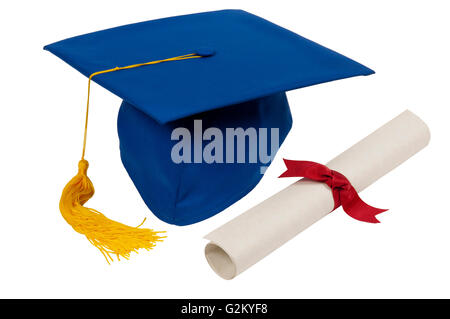 Graduazione blu con cappello giallo fiocco e Diploma isolato su bianco Foto Stock