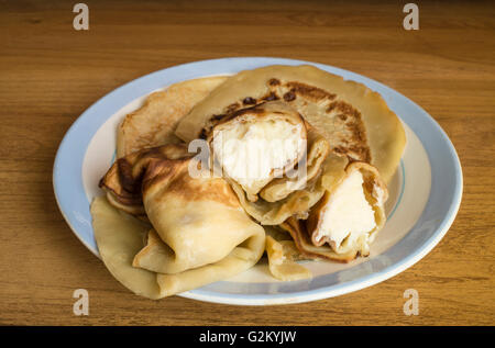 Home pancake con bianco formaggio pot per pasto mattutino sulla piastra blu Foto Stock