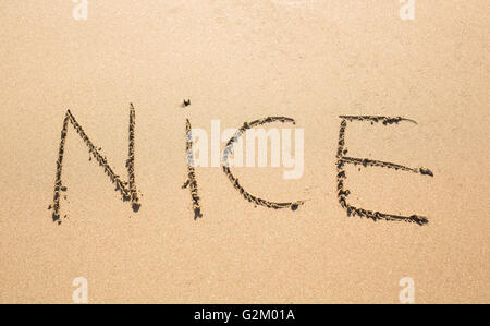 Bella parola scritta su estiva soleggiata spiaggia di sabbia Foto Stock