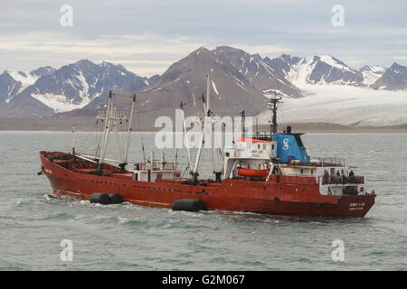 Nave da trasporto vele lungo la costa di Spitsbergen. Foto Stock