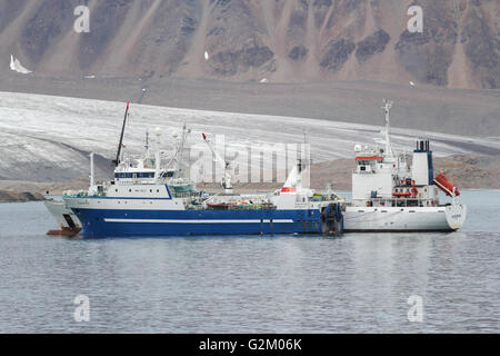 La pesca da traino e di trasporto di una nave ormeggiata. Foto Stock