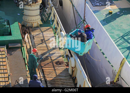 I marinai sono in movimento da una nave a un altro Foto Stock