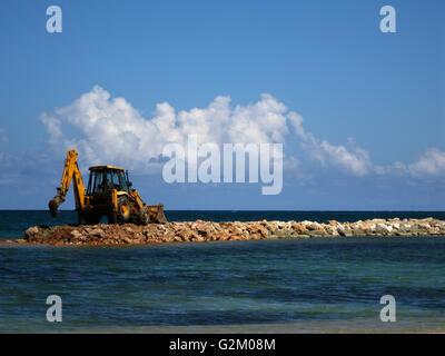 Lavoro eseguito su una spiaggia al fine di proteggere taluni zona spiaggia contro le inondazioni di marea, hotel Decameron Foto Stock