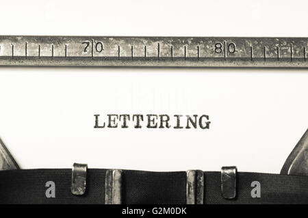 Lettering parola digitata su una vecchia macchina da scrivere Foto Stock