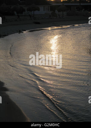 Bellissimo tramonto tropicale con drammatica sky e magnifica serata di riflessione di luce dal caldo mare dei Caraibi Foto Stock