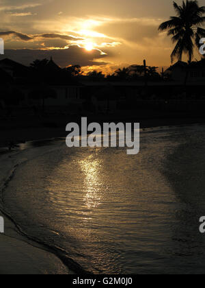 Bellissimo tramonto tropicale con drammatica sky e magnifica serata di riflessione di luce dal caldo mare dei Caraibi Foto Stock