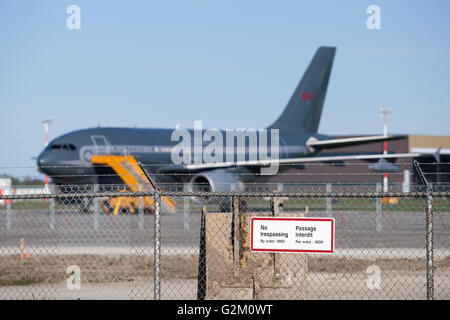 Un Airbus CC-150 sorge su asfalto a 8 ala forze canadesi Base Trenton a Trenton, Ont., sul Sett. 29, 2012. Foto Stock